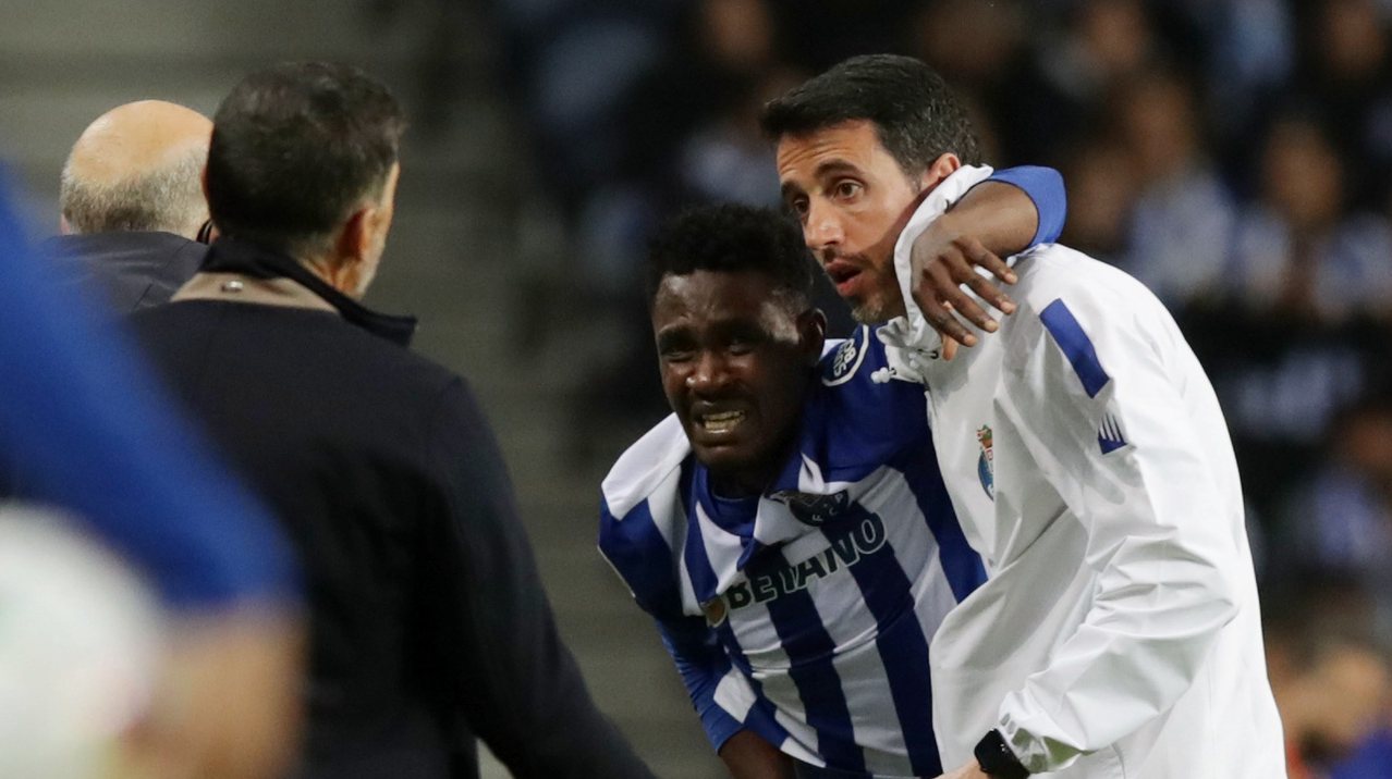 FC Porto&#039;s Zaidu Sanusi leaves the pitch injured during the Champions League group B soccer match, between FC Porto and Atletico Madrid, at Dragao stadium in Porto, north of Portugal, 01 November 2022. ESTELA SILVA/LUSA