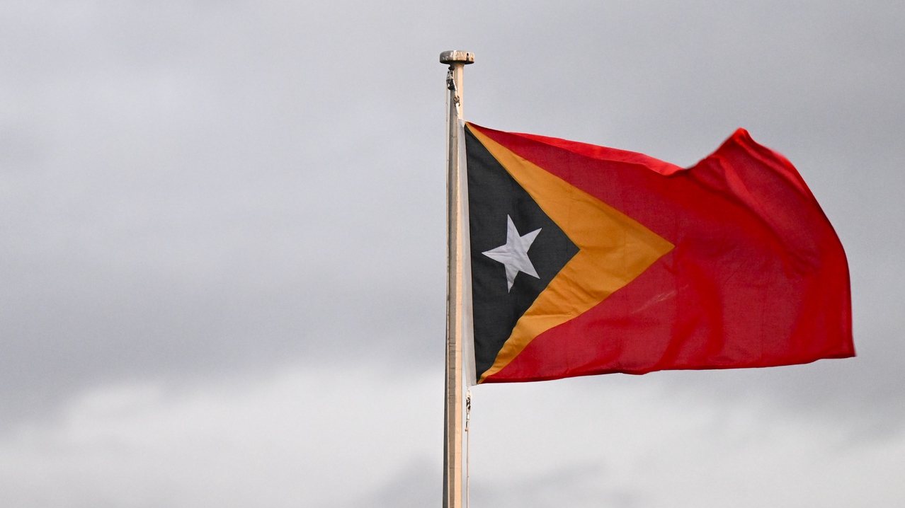 epa10163305 The national flags of Australia and Timor-Leste fly at Fairbairn Airport in Canberra, Australia, 06 September 2022, where East-Timor&#039;s President Jose Ramos-Horta arrived for a five day official visit.  EPA/LUKAS COCH AUSTRALIA AND NEW ZEALAND OUT