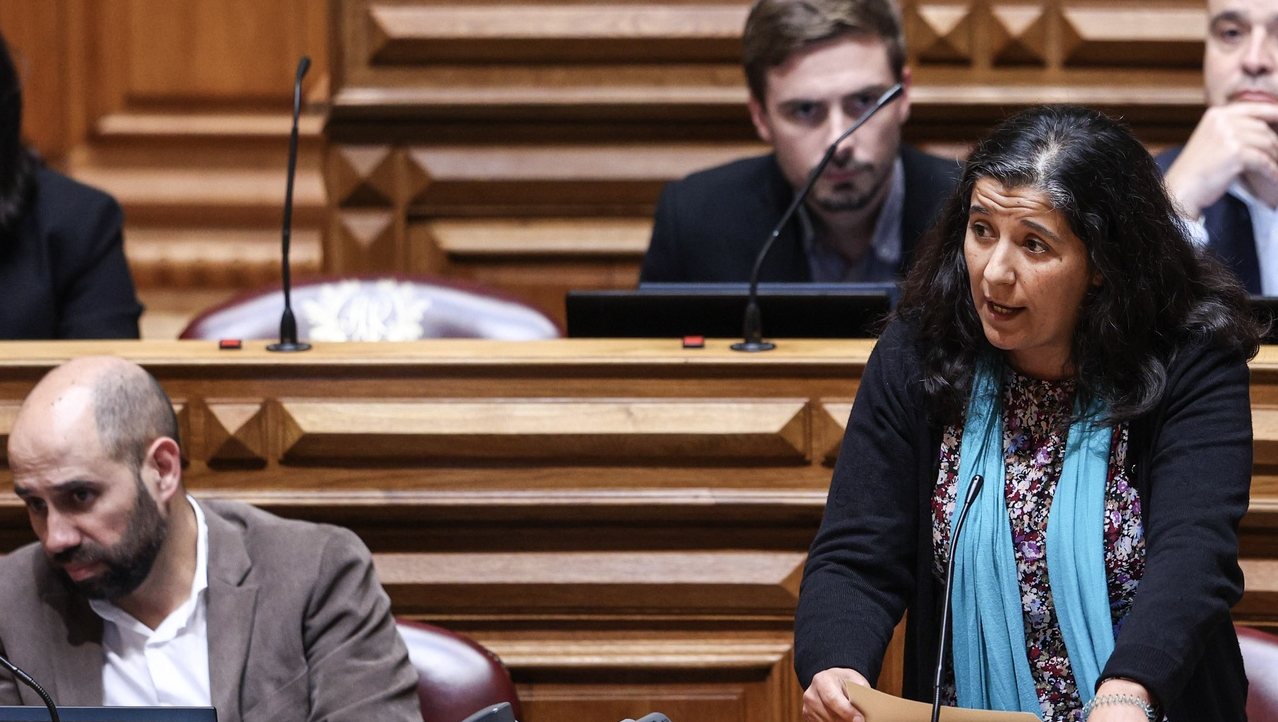 A deputada do PCP, Paula Santos, intervém no debate parlamentar sobre política geral, esta tarde na Assembleia da República, em Lisboa, 11 de janeiro de 2023. MIGUEL A. LOPES/LUSA
