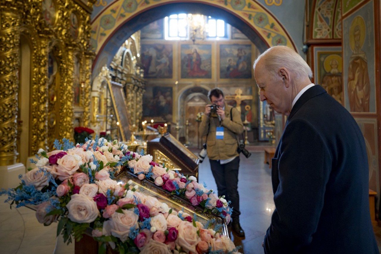 Joe Biden no interior do Mosteiro de São Miguel das Cúpulas Douradas, em Kiev, a 20 de fevereiro de 2023