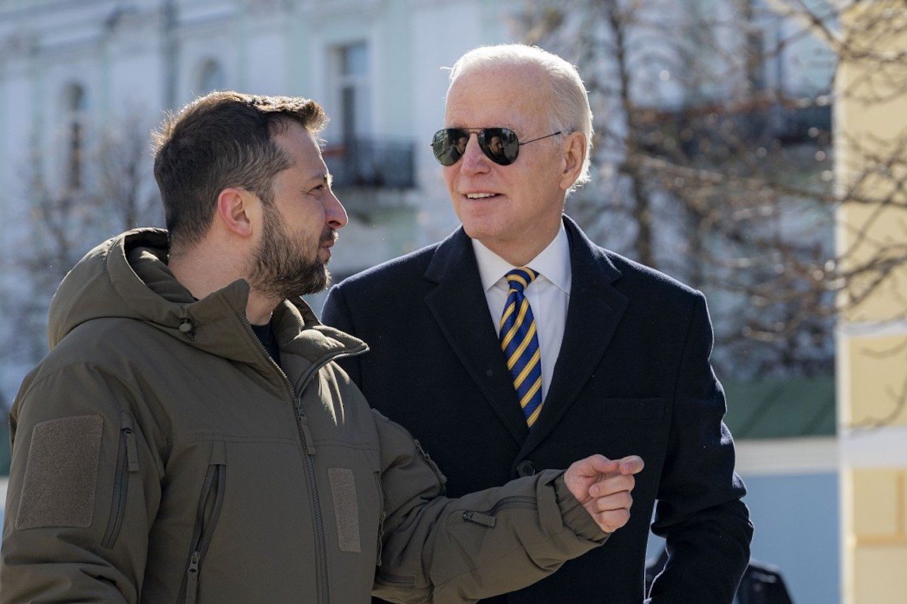 Joe Biden e Volodymyr Zelensky, visita a memorial em Kiev a 20 de fevereiro de 2023