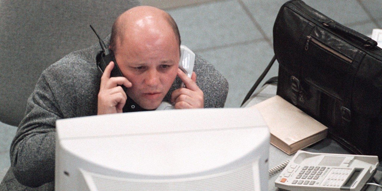 Corretor russo recebe ordens em dois telefones em agosto de 1998.
