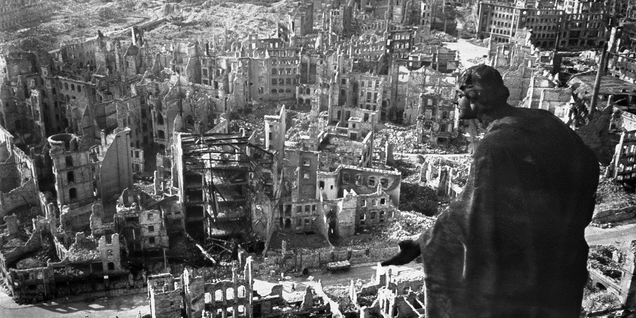 O centro histórico de Dresden, Altstadt, totalmente destruído após o bombardeamento