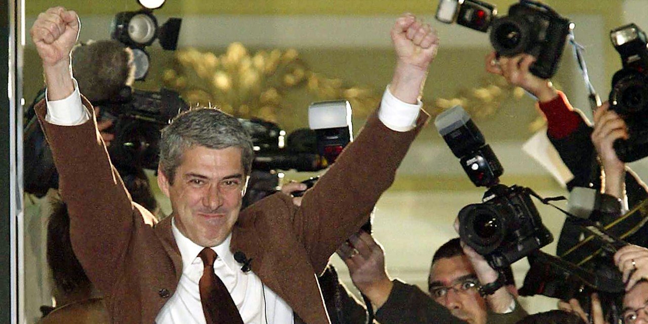 José Sócrates na sede do Partido Socialista na noite em que venceu com maioria absoluta as eleições de 2005