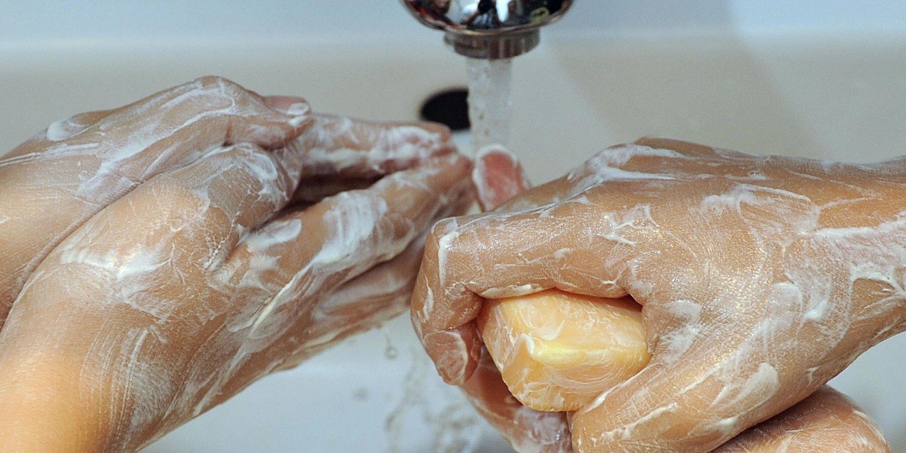 Comportamentos absurdos de higiene, como lavar as mãos 50 vezes por dia, são frequentes nos doentes com Perturbação Obsessivo-Compulsiva