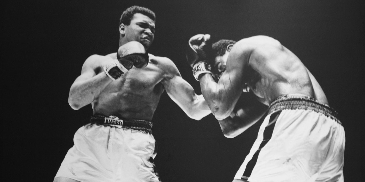O mítico boxeur Mohammad Ali a esmurrar o adversário. Muitos escritores e poetas desejaram fazer o mesmo uns aos outros