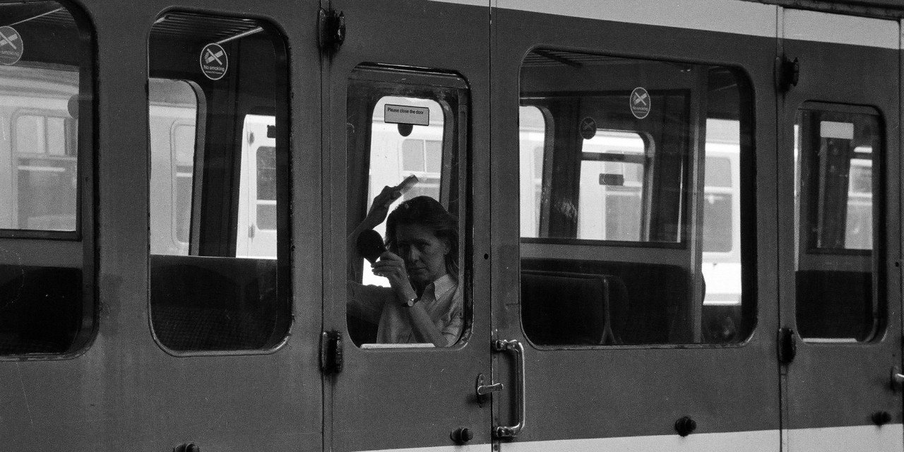 Maria Filomena Mónica num comboio entre Oxford e Londres, em 1982