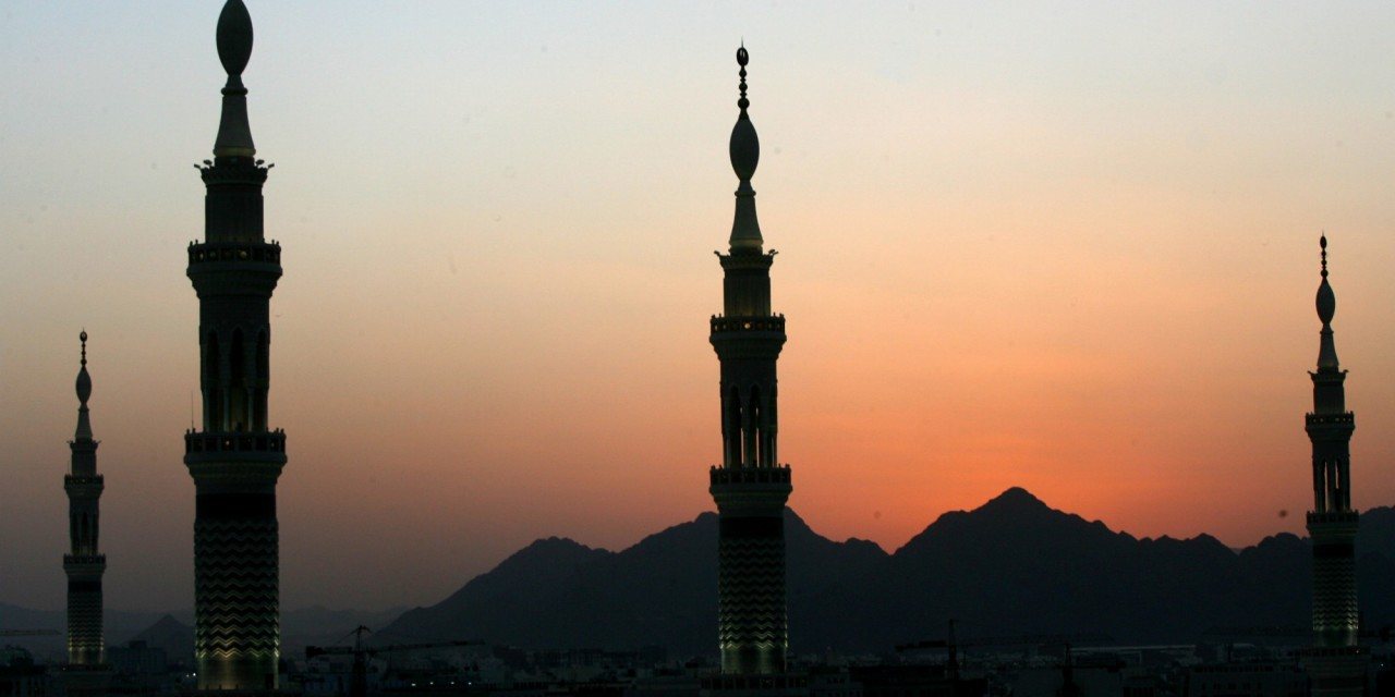 Minaretes de Meca em contraluz. Meca terá sido o local de nascimento de Maomé.