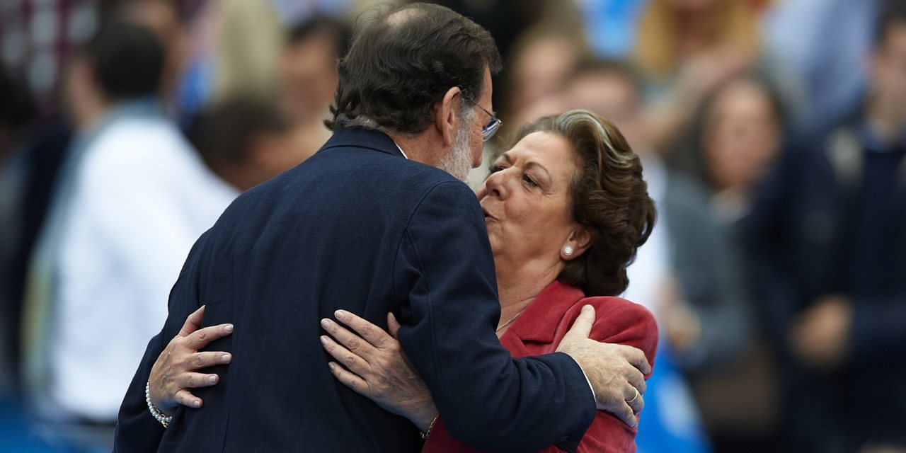 Mariano Rajoy com a sua &quot;alcaldessa de Espanha&quot;. Rita Barberá Nolla, ex-autarca de Valência, é uma das últimas envolvidas em casos de corrupção ligados ao PP