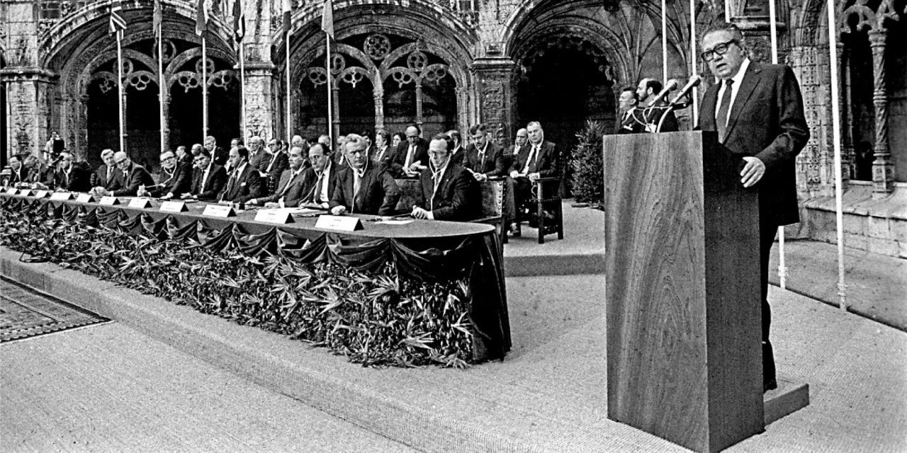 Mário Soares na cerimónia de assinatura da adesão de Portugal à então CEE