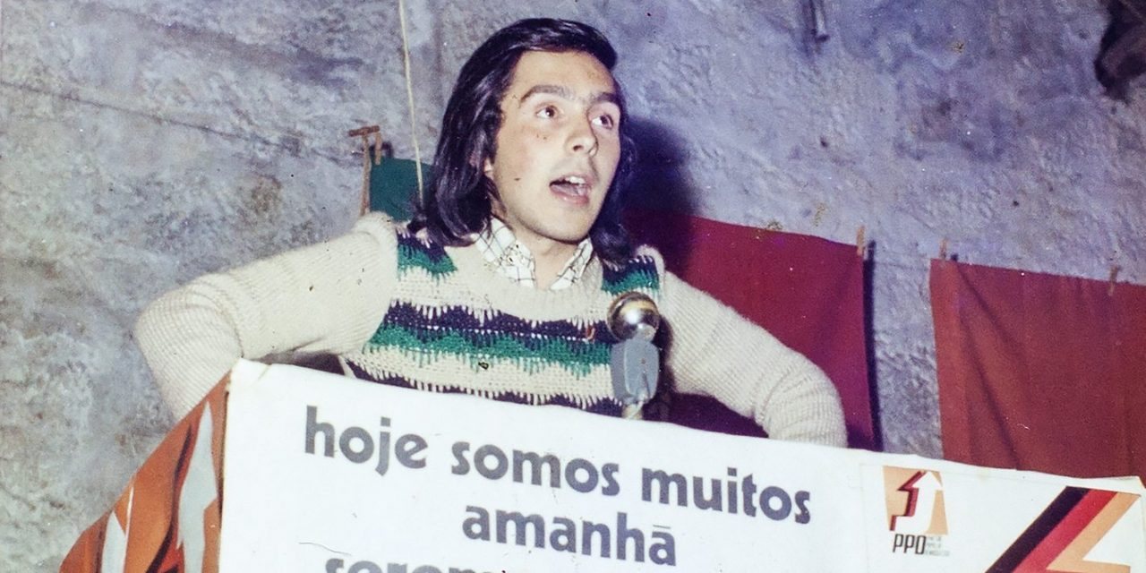 Luís Marques Mendes, a discursar em 1975, apelando ao voto antes de poder votar. Tinha 17 anos. Por detrás do palanque tinha calças à boca de sino
