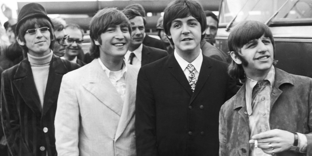 George Harrison, John Lennon, Paul McCartney e Ringo Starr no aeroporto de Heathrow, em Londres, em 1966