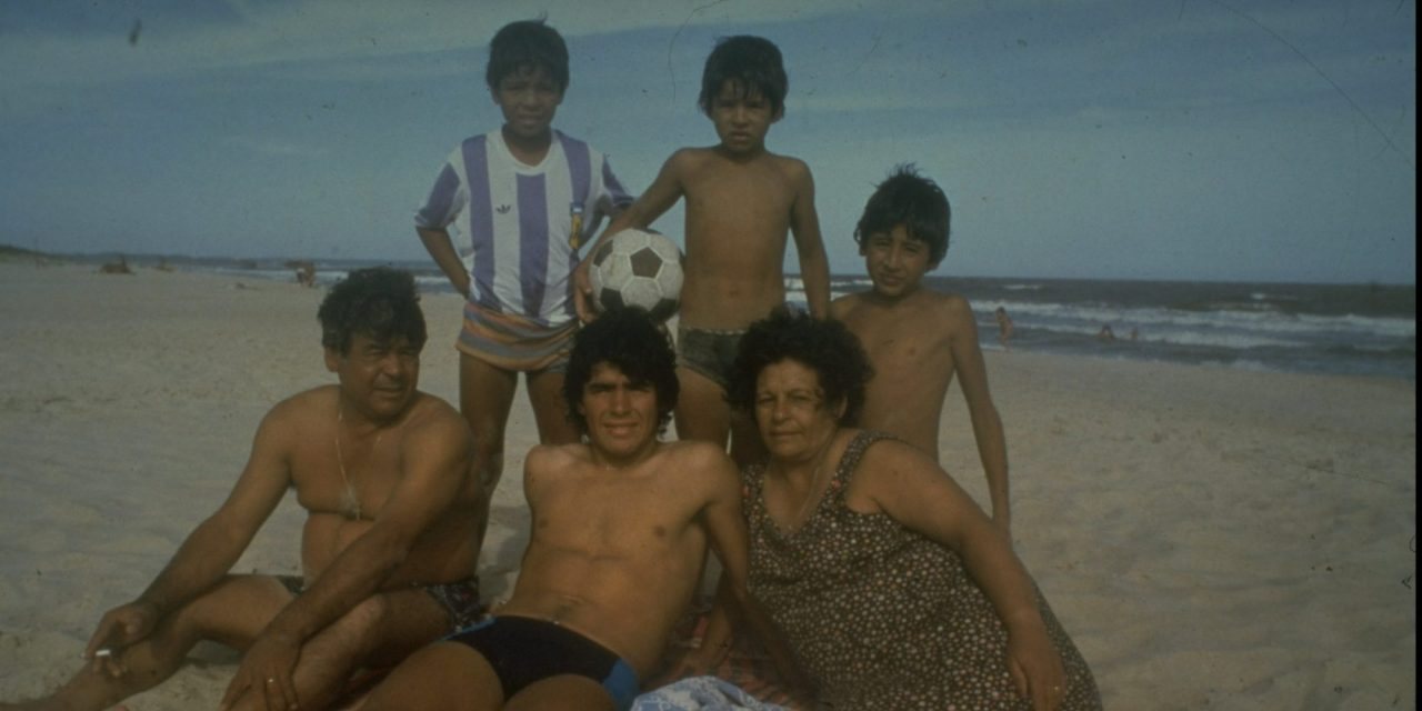 Ena pá, tantos Maradonas: um momento de descontracção, com toda a família, na praia