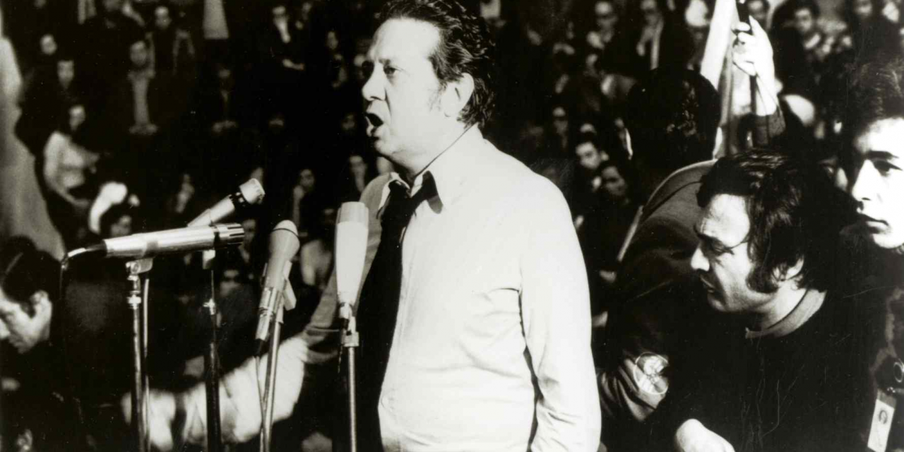 Mário Soares num comício do PS em 1975 no então Pavilhão dos Desportos, em Lisboa