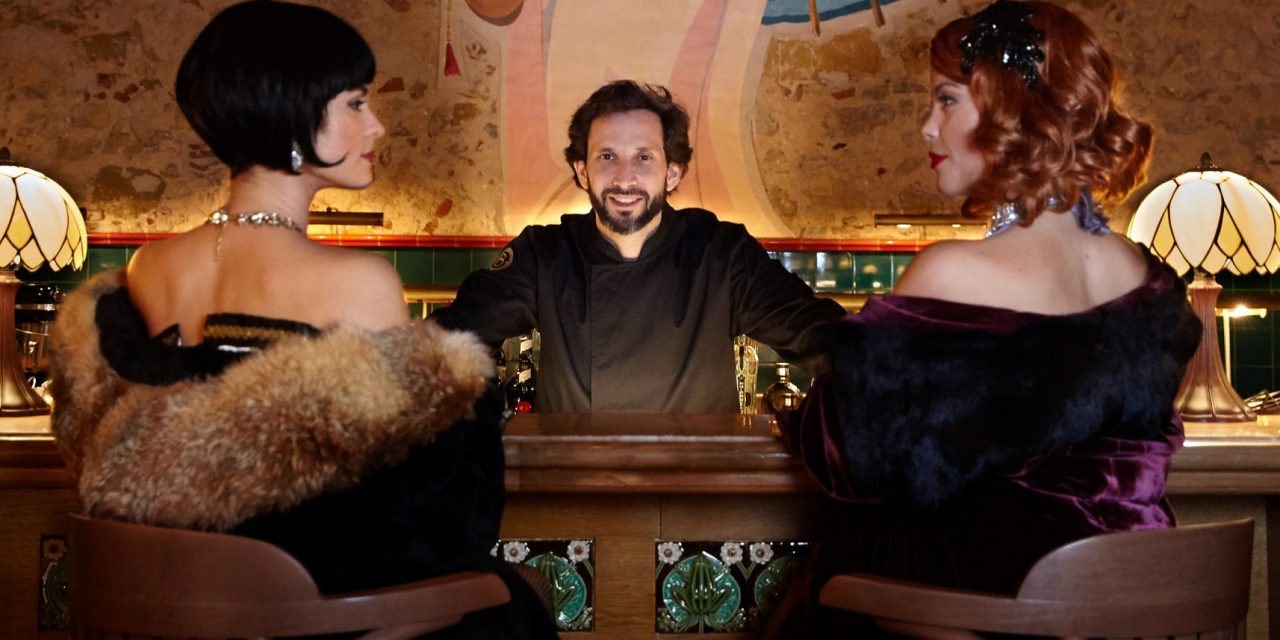 O chefe José Avillez acompanhado de duas das artistas que fazem parte do espectáculo servido à refeição no seu novo Beco - Cabaret Gourmet.