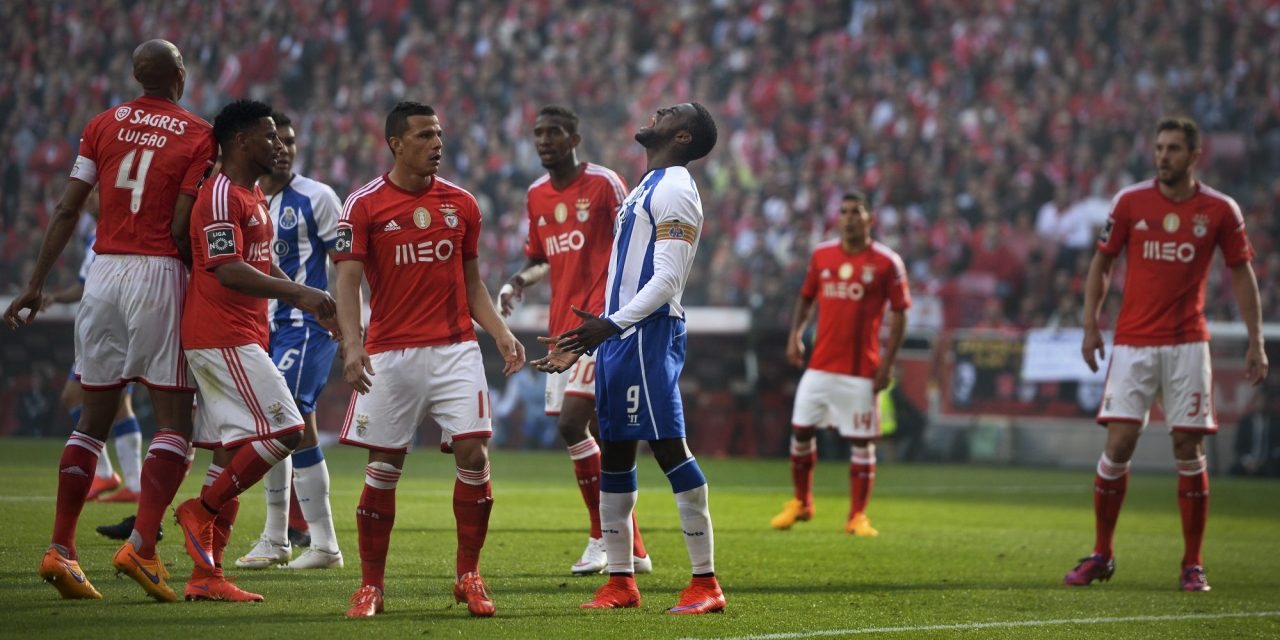 Um Benfica-Porto é sempre motivo de grande emoção e grandes fotos, como esta do inimitável Jackson no meio de benfiquistas