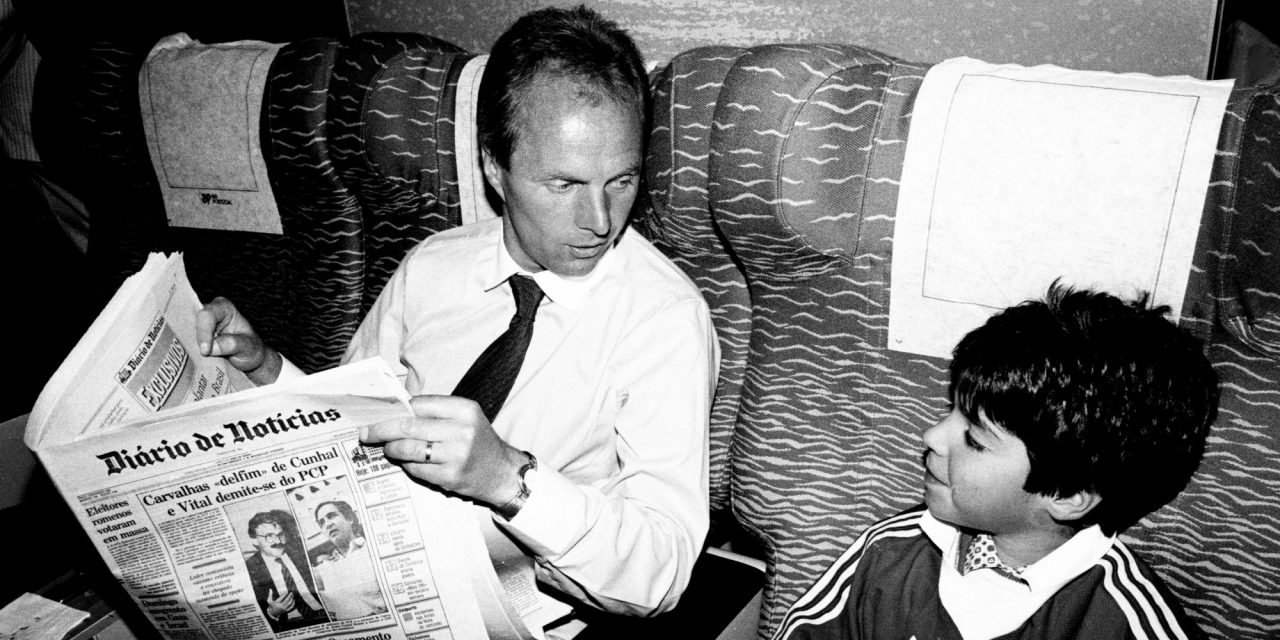 Eriksson lê o DN enquanto fala com um adepto do Benfica, dentro do avião rumo a Viena, para a final com o Milan em 1990