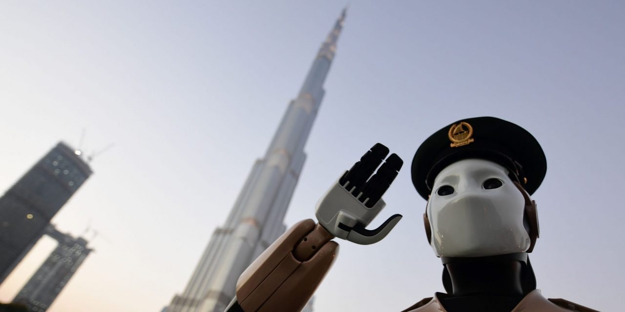 O primeiro robô polícia operacional espera o tiro de canhão que marca o fim do dia e do jejum para os muçulmanos que cumprem o Ramadão no Dubai, a 31 de maio deste ano