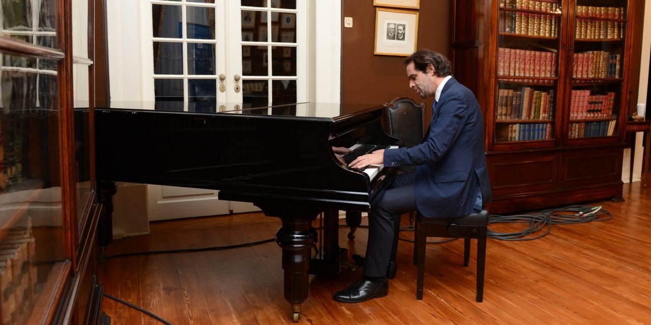 Miguel Albuquerque toca piano. Admira Bach, jazz e Bossa Nova, sobretudo as peças do António Carlos Jobim