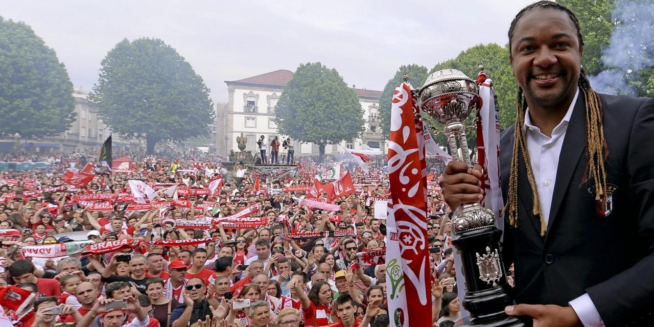Alan, 400 jogos na 1ª divisão e 79 na UEFA, exibe a Taça de Portugal conquistada ao Porto em 2016