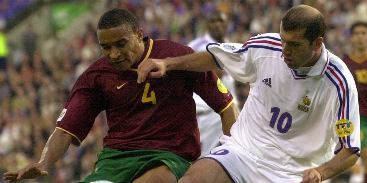 Vidigal com Zidane no Portugal-França do Euro-2000. Depois, em Itália, os dois cruzar-se-iam mais vezes
