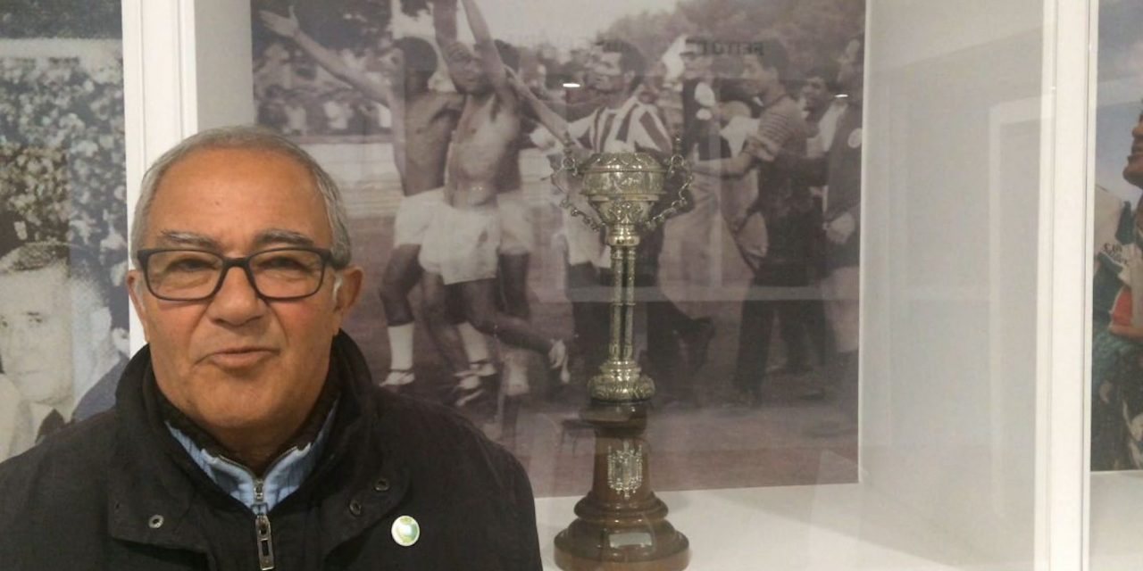 Tomé, 70 anos de idade, posa ao lado de uma fotografia sua com a Taça de Portugal 1967