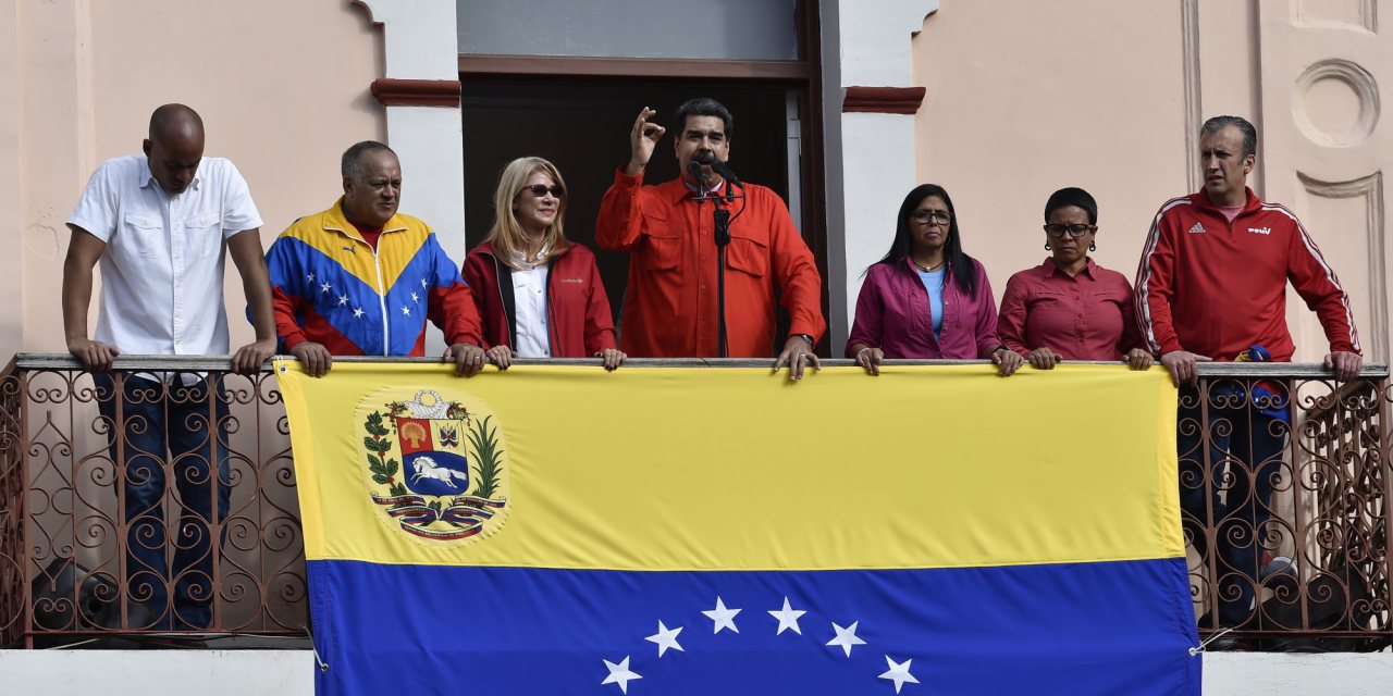 Nicolás Maduro a discursar na varanda do Palácio Miraflores