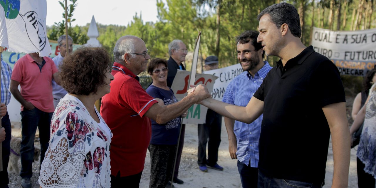 André Silva cumprimenta os habitantes da Bajouca em protesto contra o furo de gás natural