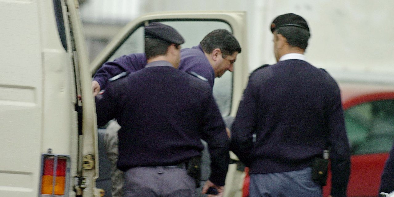 José Augusto Pavão chega ao Tribunal de Ponta Delgada no dia em que viria a ser condenado a catorze anos de prisão, em abril de 2005