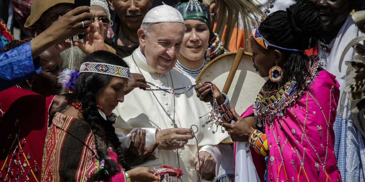 O Papa Francisco num encontro com representantes de tribos indígenas no Vaticano