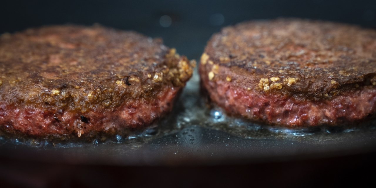 Podem parecer dois pedaços de carne, mas são dois hambúrgueres vegetarianos