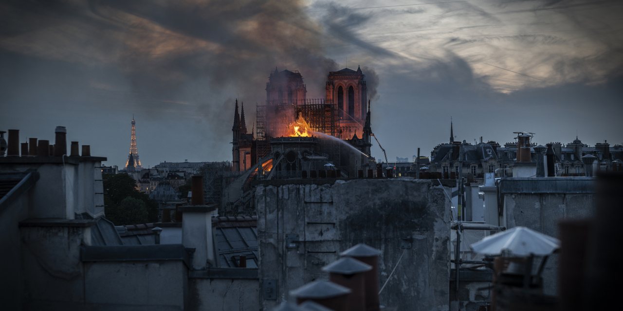 A 15 de abril, a Catedral de Notre Dame foi atingida por um devastador incêndio