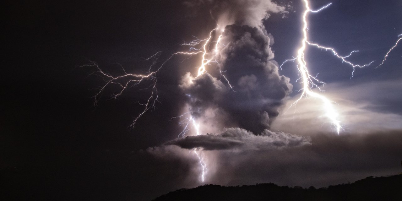 As tempestades dentro da coluna de fumo do Taal são criadas pelas cargas elétricas das partículas expelidas pelo vulcão