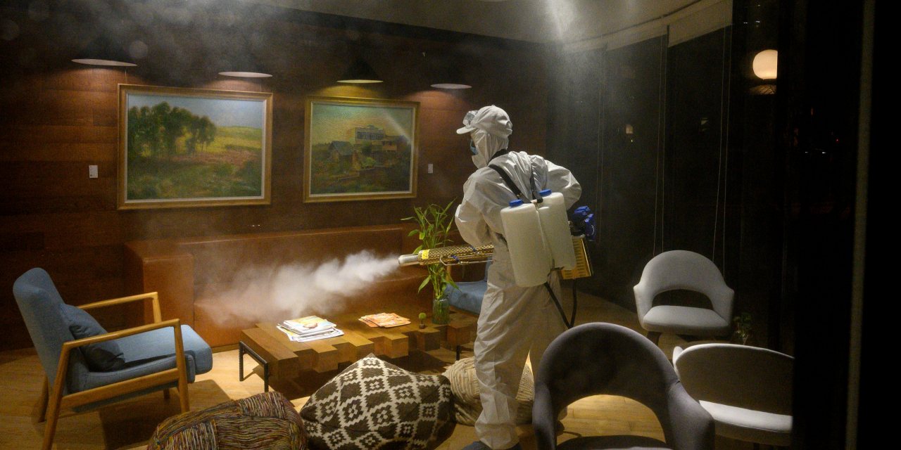 Não, esta imagem não é falsa: os hotéis, restaurantes e cafés da China tem sido vaporizados com químicos por causa do coronavírus