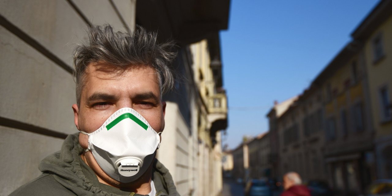 Um residente de Codogno, a pequena vila do norte de Itália onde se registaram vários casos de coronavírus, com máscara