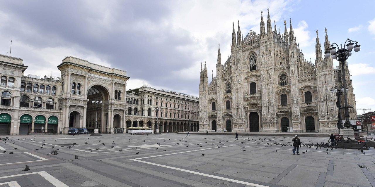 A Piazza del Duomo, em Milão, habitualmente repleta de turistas, está deserta há semanas devido à quarentena nacional imposta em Itália