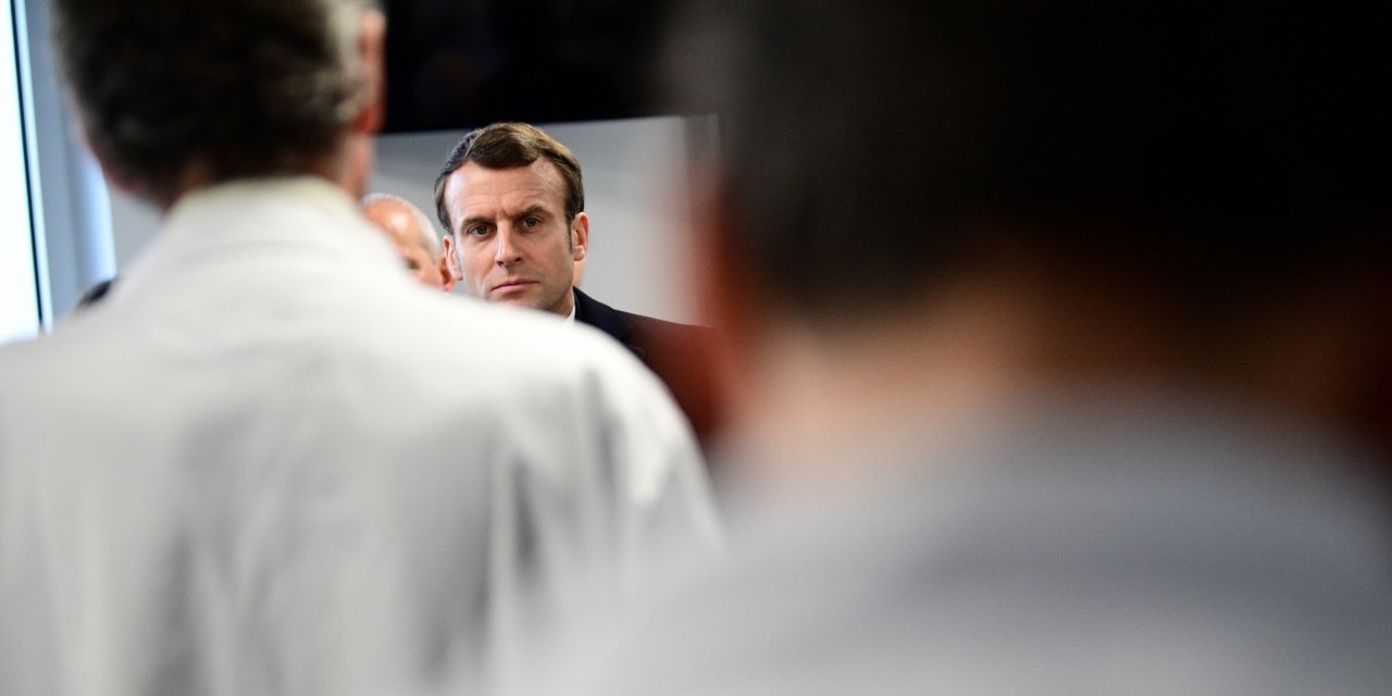 Emmanuel Macron, em visita ao Hospital Pitie-Salpetriere, em Paris, a 27 de fevereiro, onde dias antes tinha morrido a primeira vítima de Covid-19 em França