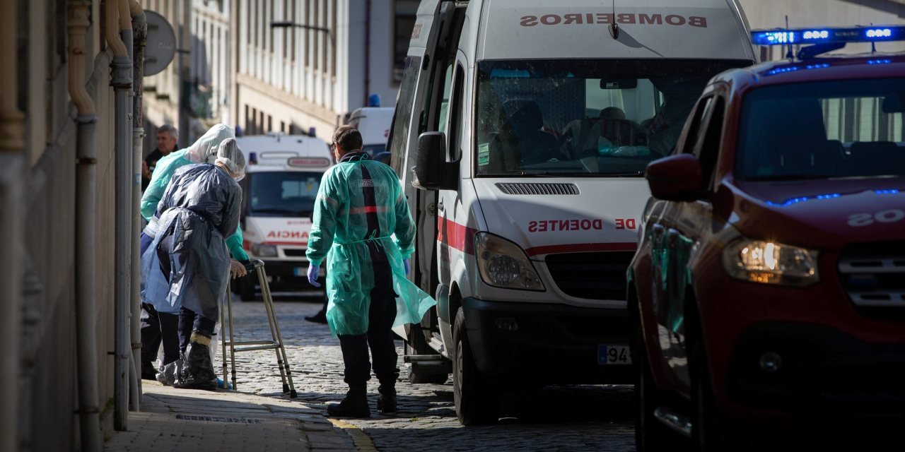 Idosos do Lar da Nossa Senhora das Dores, em Famalicão, começaram esta manhã a ser transferidos para unidades hospitalares do Porto e Braga