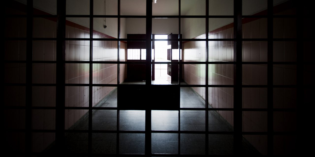 Na cadeia de Custoias, um guarda prisional testou positivo para o novo coronavírus