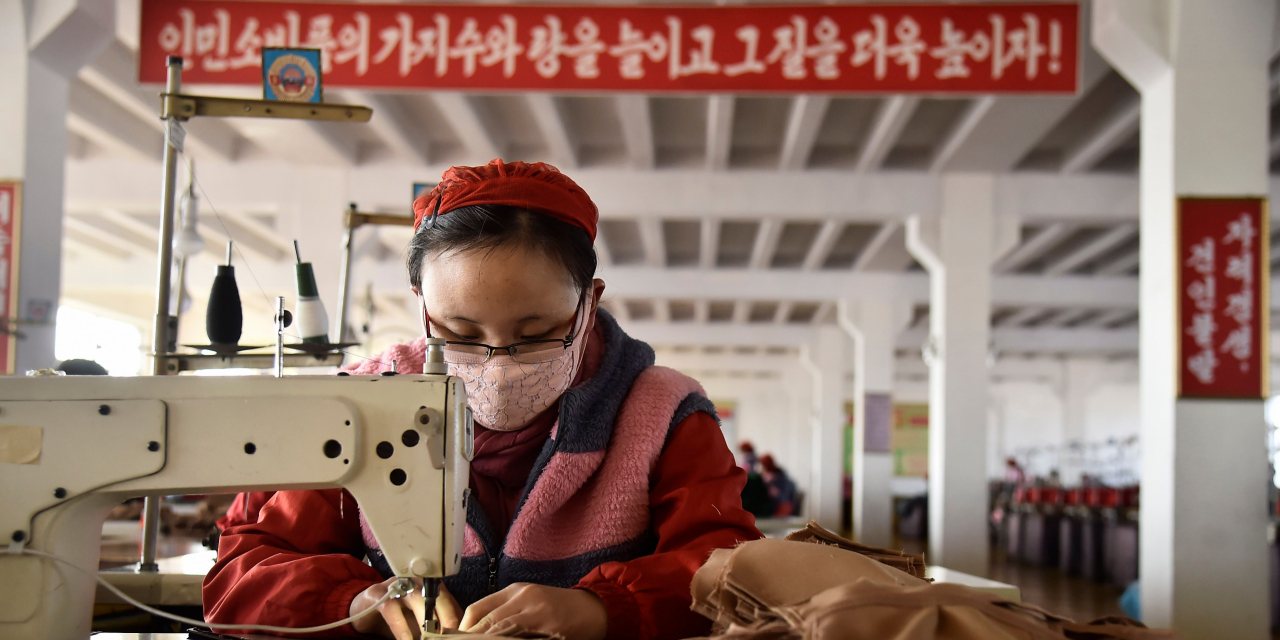 Trabalhadora numa fábrica de têxteis em Pyongyang, fotografada a 6 de fevereiro de 2020