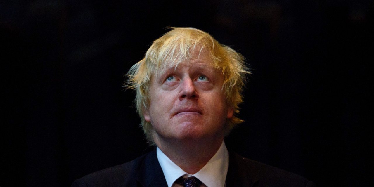 Boris Johnson foi transferido para os cuidados intensivos na noite de segunda-feira