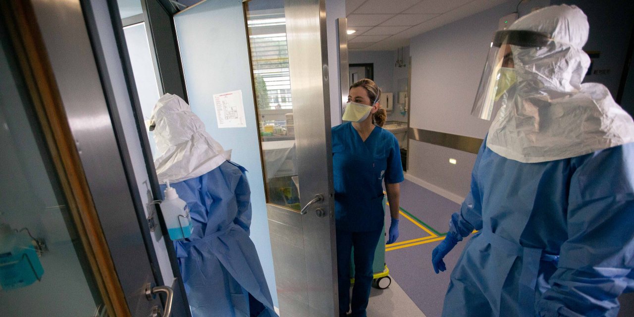 Em três momentos distintos, a Organização Mundial de Saúde alertou para a escassez crónica de equipamento de proteção para os profissionais de saúde