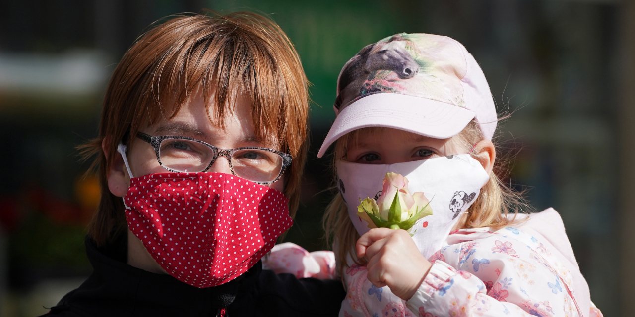Mãe e filha utilizam máscaras caseiras numa estratégia para se protegerem do novo coronavírus