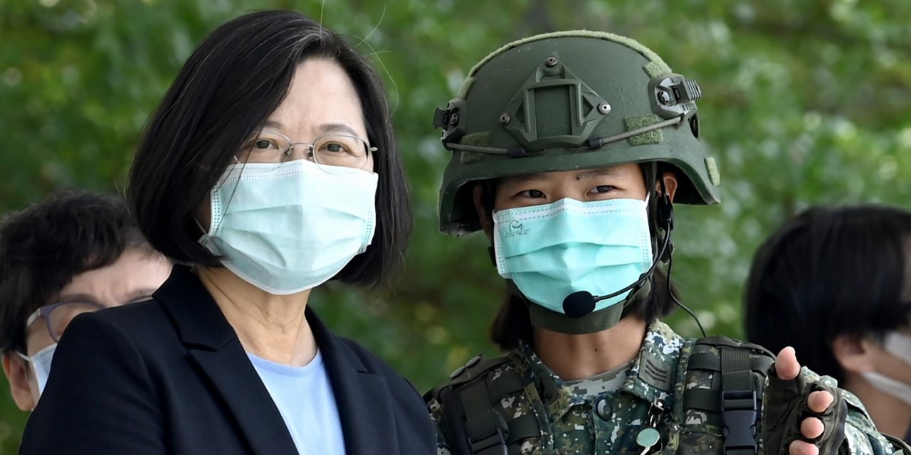 Tsai Ing-wen, presidente de Taiwan, numa cerimónia onde foram entregues máscaras a todos os militares