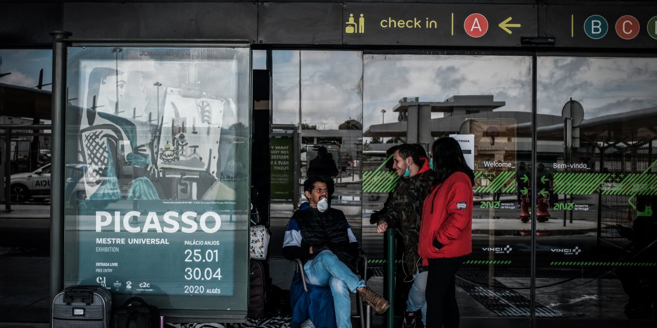 Brasileiros querem regressar a casa. Consulado garante que pode pedir ajuda à Segurança Social em Portugal
