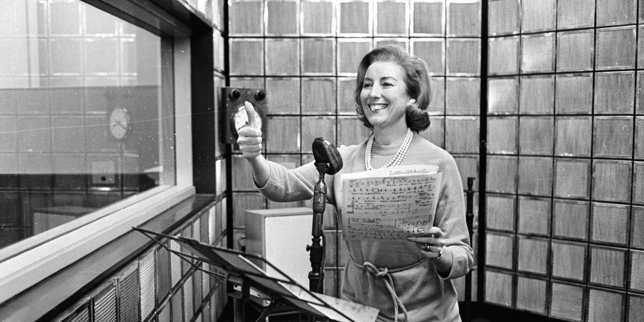 Vera Lynn a cantar em direto na rádio uma das suas canções