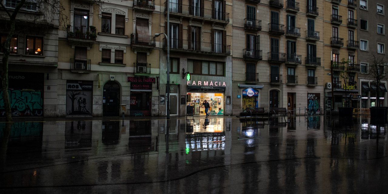 Uma rua de Barcelona, durante o período do estado de alarme
