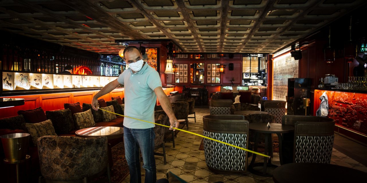 A poucos dias de reabrir, dois restaurantes apressam-se a garantir o cumprimento de todas as normas. Sem dar folga à máscara ou ao álcool-gel, esperam reconquistar clientes em tempo de pandemia.
