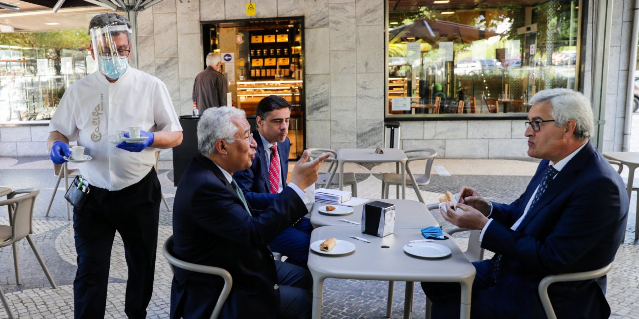 António Costa deu o exemplo e foi beber um café na esplanada do Califa, em Lisboa