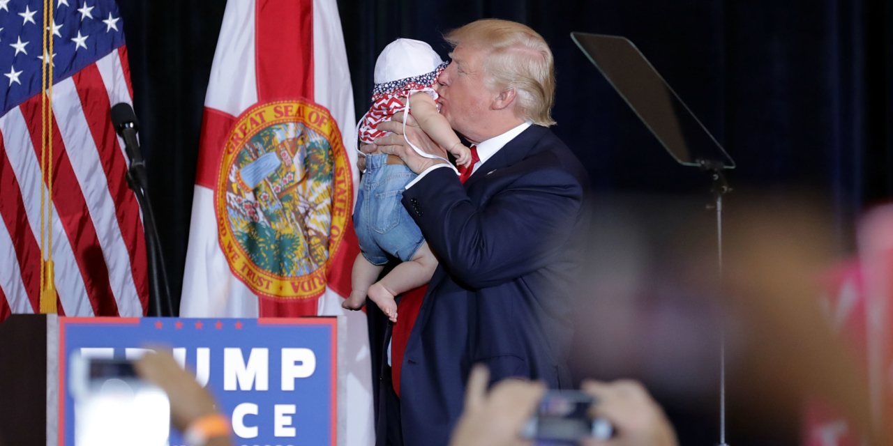 Donald Trump beija um bebé durante a campanha presidencial de 2016. Nas eleições de 2020, em que imperam as regras de distanciamento social, é menos provável que cenas destas se voltem a repetir